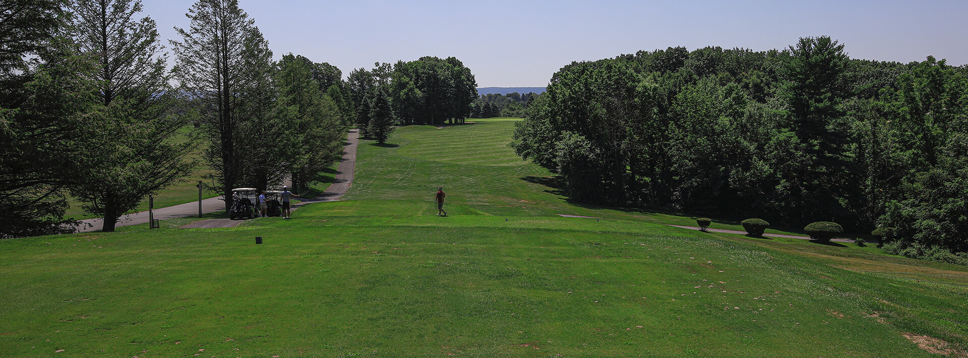 A photo of a golfer at the Hideaway Hills golf club